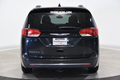 Used 2017 Chrysler Pacifica Touring-L image 7