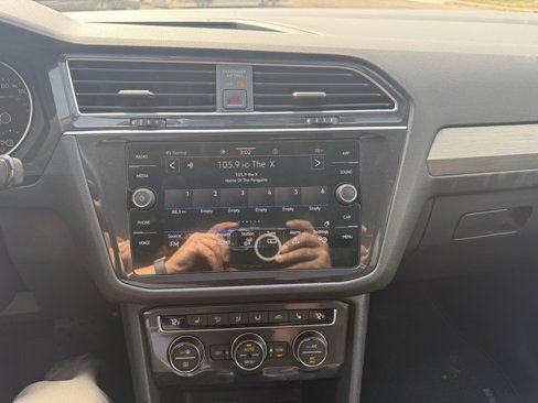 Used 2021 Volkswagen Tiguan SE w/ Panoramic Sunroof Package image 13