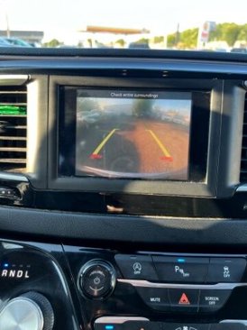 Used 2019 Chrysler Pacifica Touring-L image 9