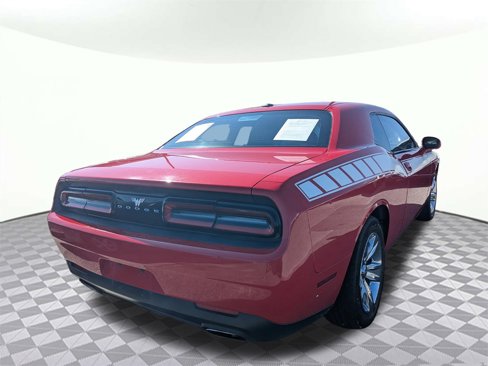 Used 2016 Dodge Challenger SXT image 3
