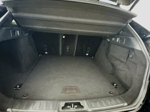 Used 2017 Jaguar F-PACE Premium image 31