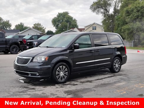 Used 2014 Chrysler Town & Country S image 1