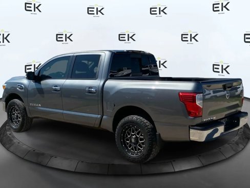 Used 2017 Nissan Titan SV image 5