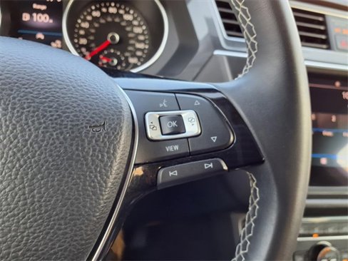 Used 2021 Volkswagen Tiguan SE w/ Panoramic Sunroof Package image 25
