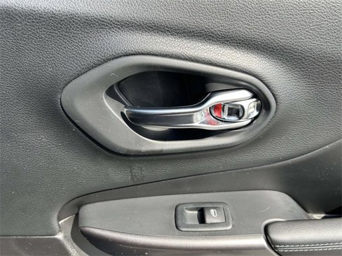 Used 2019 Jeep Cherokee Latitude w/ Popular Appearance Group image 11