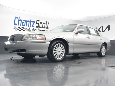 Used 2005 Lincoln Town Car Signature image 25