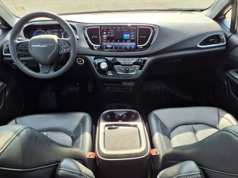 Used 2022 Chrysler Pacifica Touring-L w/ Uconnect Theater Family Group image 8