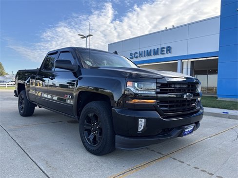 Used 2017 Chevrolet Silverado 1500 LT w/ Midnight Edition image 3