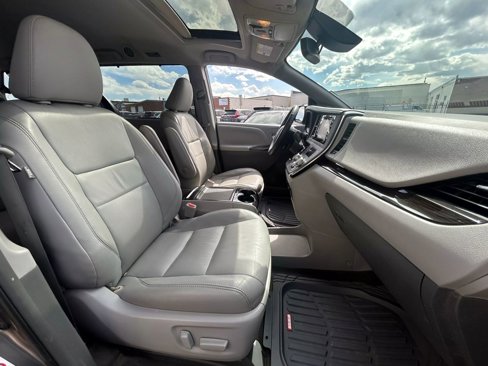 Used 2018 Toyota Sienna XLE image 46