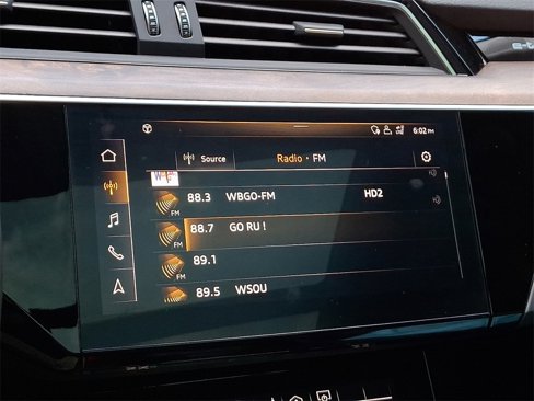 Used 2020 Audi e-tron Premium Plus image 6