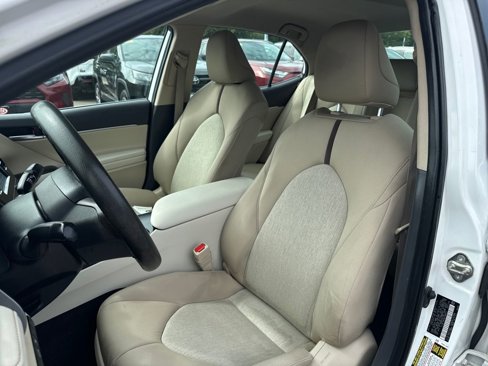 Used 2019 Toyota Camry LE image 3