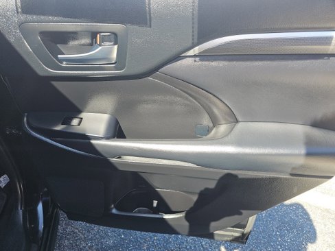 Used 2019 Toyota Highlander XLE image 14