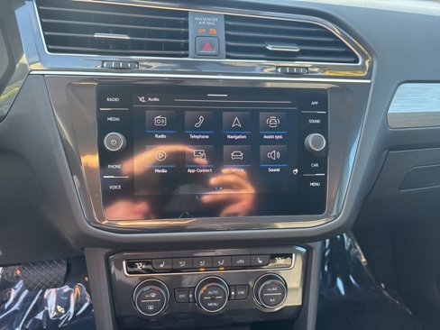 Used 2021 Volkswagen Tiguan SE w/ Panoramic Sunroof Package image 14