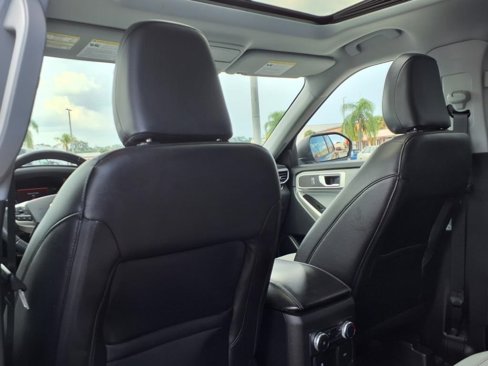 Used 2021 Ford Explorer XLT w/ XLT Sport Appearance Package image 15