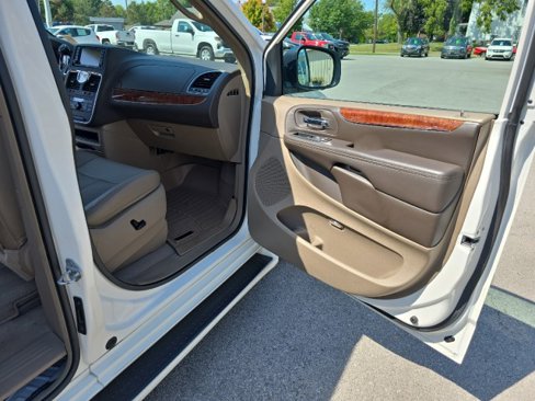 Used 2011 Chrysler Town & Country Touring-L w/ Driver Convenience Group image 36