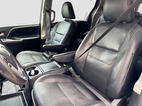 Used 2017 Toyota Sienna SE image 19