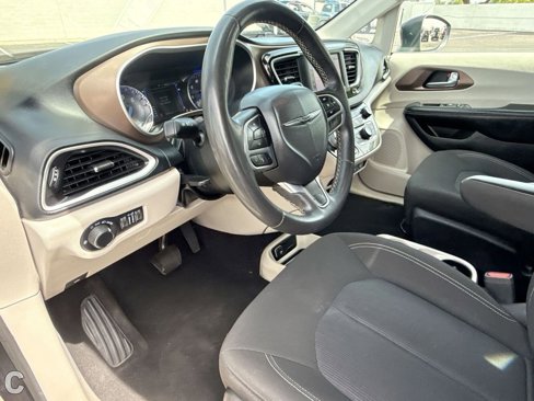 Used 2022 Chrysler Voyager LX image 10