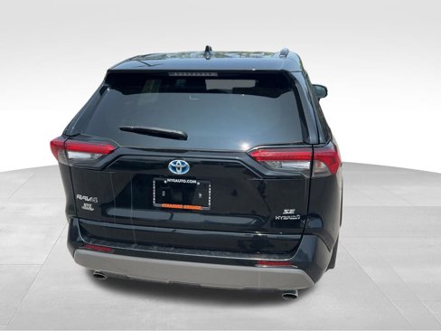 Used 2022 Toyota RAV4 SE image 4