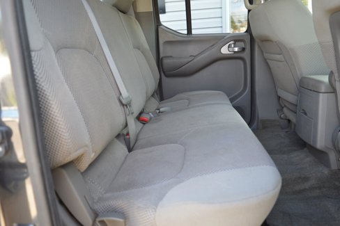 Used 2010 Nissan Frontier SE image 25