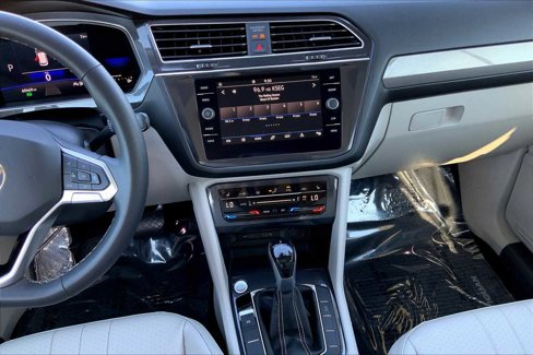 Used 2022 Volkswagen Tiguan SE image 6