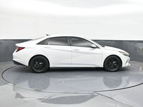 Used 2022 Hyundai Elantra SE image 17