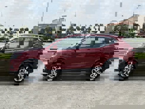 Used 2022 Nissan Rogue Sport S image 2