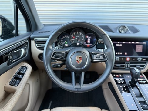 Certified 2025 Porsche Macan image 17