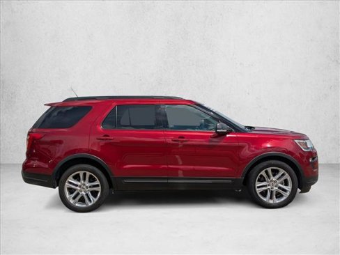 Used 2018 Ford Explorer XLT w/ Equipment Group 202A image 4