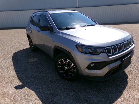Used 2022 Jeep Compass Latitude image 3