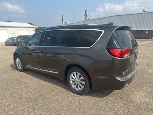 Used 2019 Chrysler Pacifica Touring-L image 3