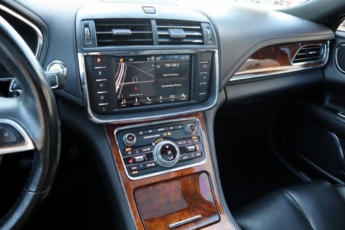 Used 2017 Lincoln Continental Select image 31