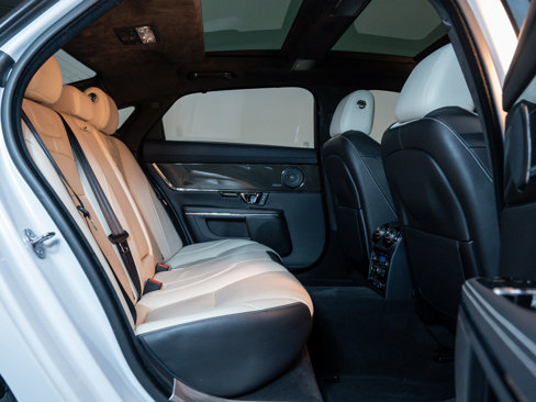 Used 2016 Jaguar XJ R image 10