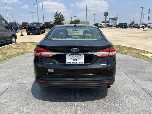 Used 2017 Ford Fusion SE w/ Fusion SE Technology Package image 5