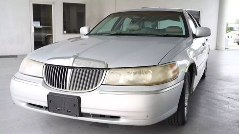 Used 1998 Lincoln Town Car Executive image 3