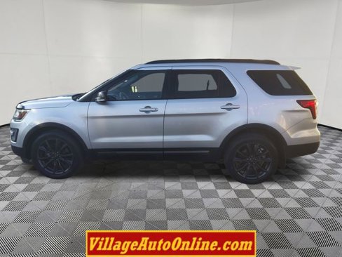 Used 2017 Ford Explorer XLT w/ Equipment Group 202A image 8