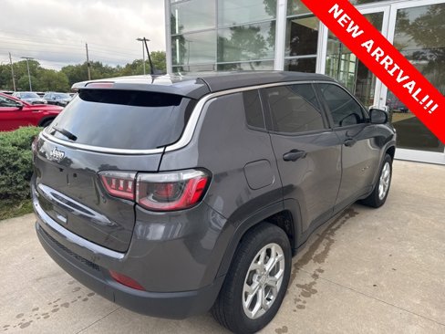 Used 2024 Jeep Compass Sport image 4