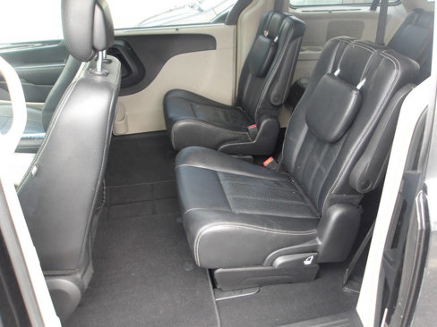 Used 2016 Chrysler Town & Country Touring-L image 7