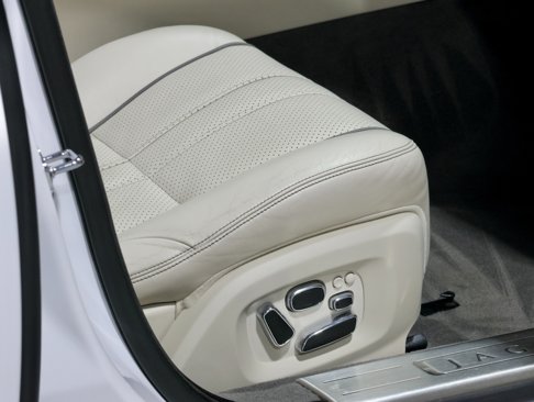 Used 2013 Jaguar XJ image 47