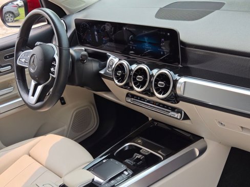 Used 2021 Mercedes-Benz GLB 250 w/ Premium Package image 13