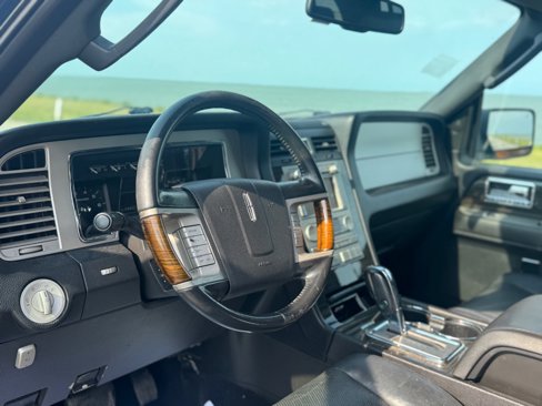 Used 2010 Lincoln Navigator 2WD image 12