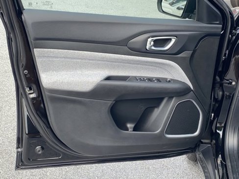 New 2025 Jeep Compass Latitude image 19