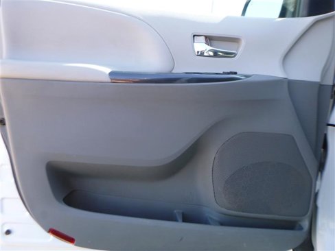 Used 2012 Toyota Sienna SE image 18
