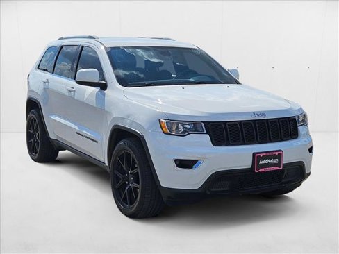 Used 2020 Jeep Grand Cherokee Laredo image 3
