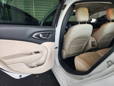 Used 2017 Chrysler 200 Limited Platinum image 43