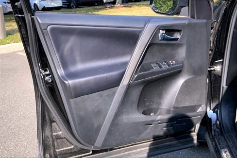 Used 2018 Toyota RAV4 SE image 21