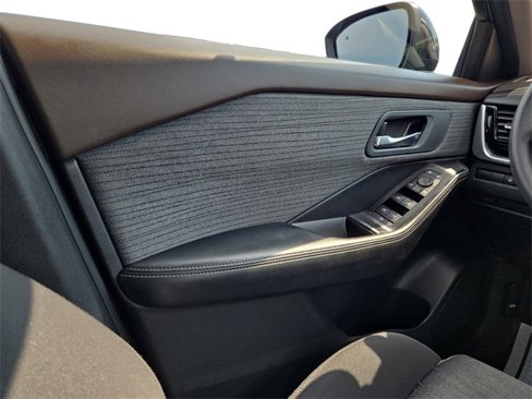 Used 2022 Nissan Rogue SV image 17