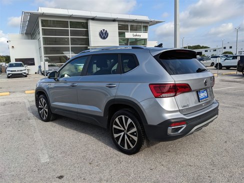 Certified 2024 Volkswagen Taos SE image 5