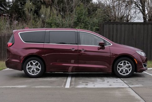 Used 2018 Chrysler Pacifica Touring Plus w/ Tire & Wheel Group image 9