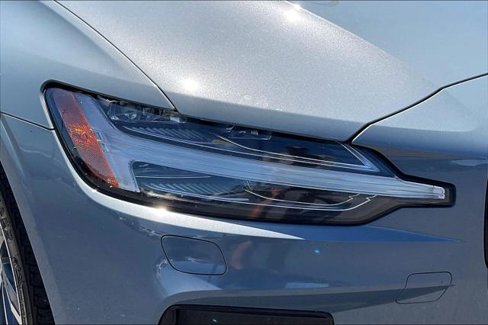 Used 2022 Volvo S60 B5 Momentum image 27