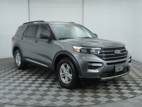 Used 2023 Ford Explorer XLT w/ Equipment Group 202A image 3